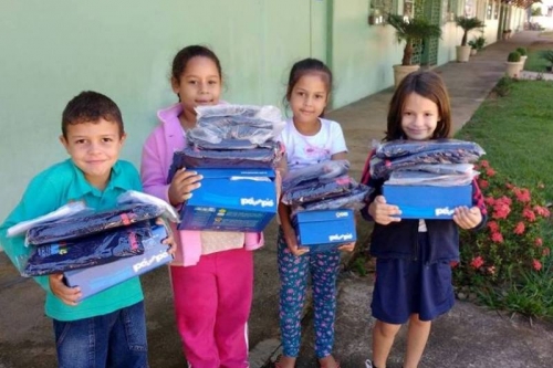 Alunos da rede municipal recebem kits de uniforme escolar